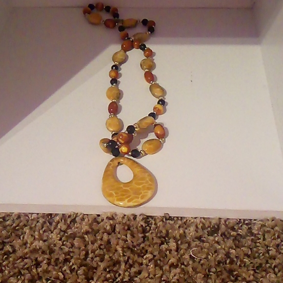 Necklaces in shades of brown - Picture 4 of 5